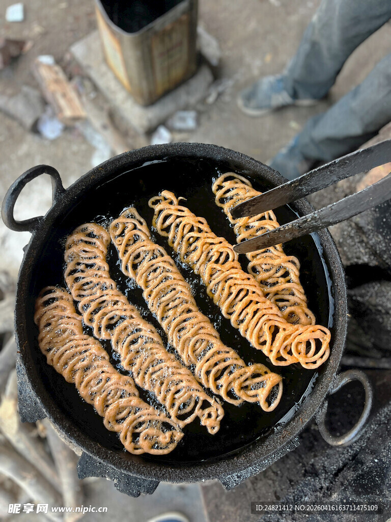 锅中煎制的美味螺旋状食物