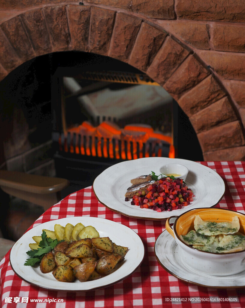 户外烤炉旁的美味佳肴