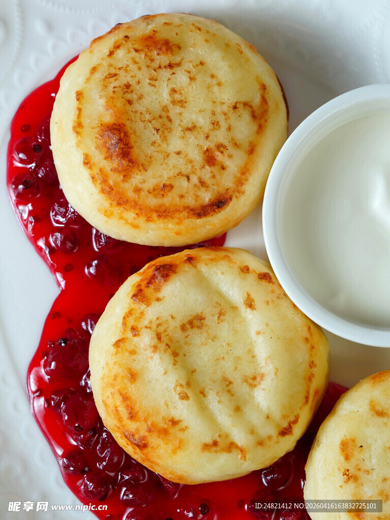 美味奶酪饼配果酱与蘸酱