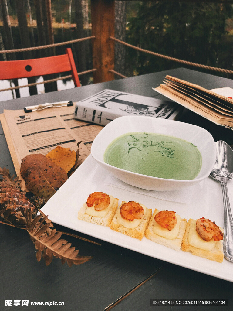 户外美味餐点与清新汤品