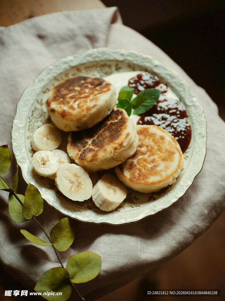 美味煎饼配香蕉与果酱