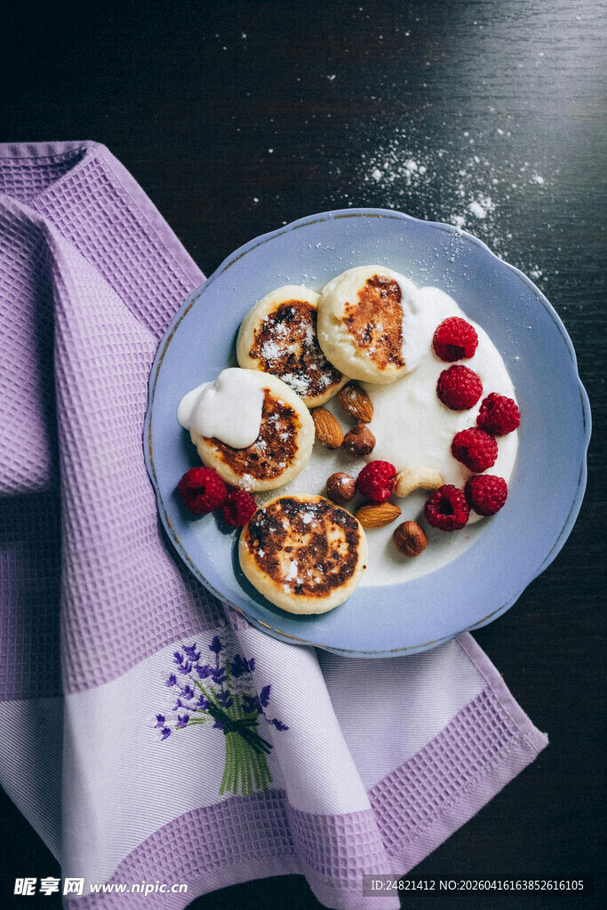蓝莓酸奶小松饼摆盘