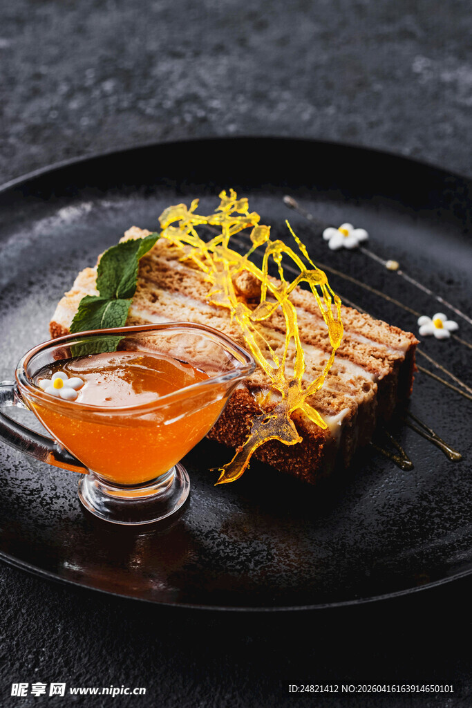 精致摆盘的美味日式料理