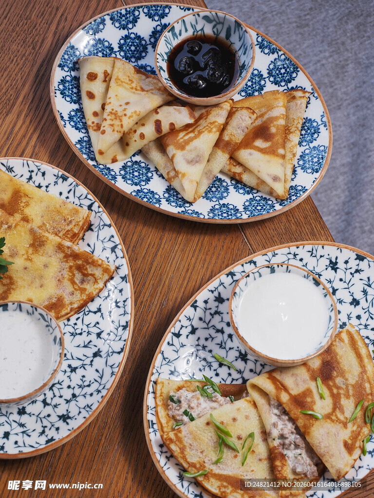 美味煎饺搭配蘸料