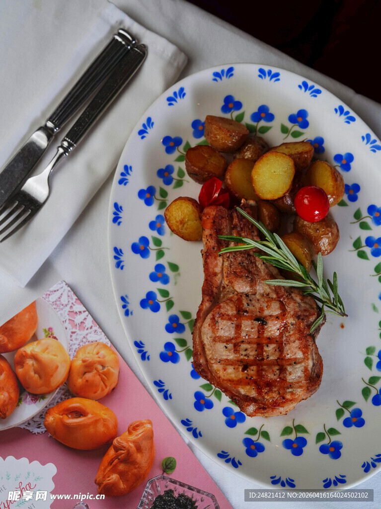 蓝花盘上的美味烤肉拼盘