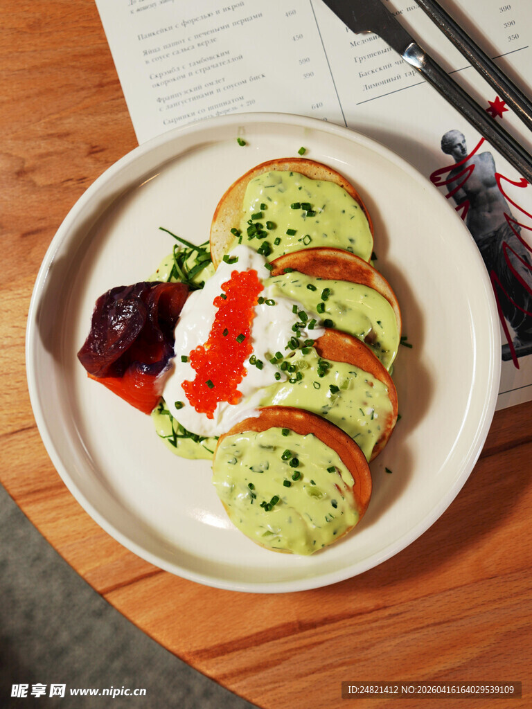 美味牛油果三明治摆盘