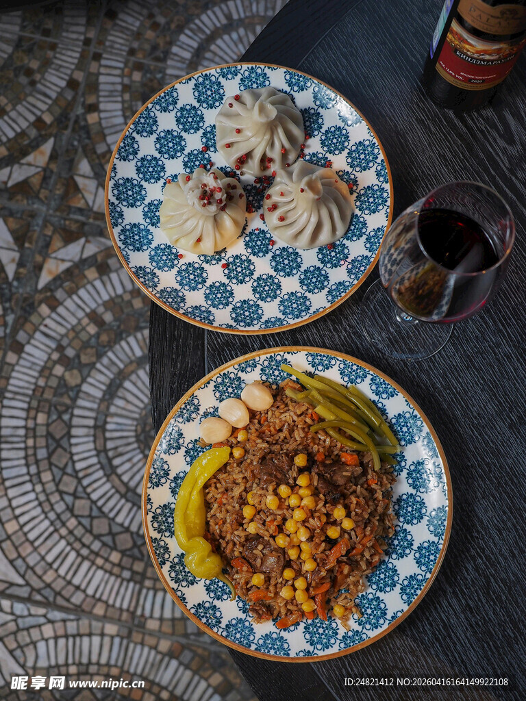 蓝白格盘装的美味佳肴