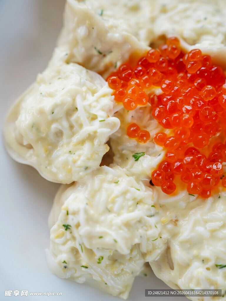 红鱼子酱配土豆沙拉