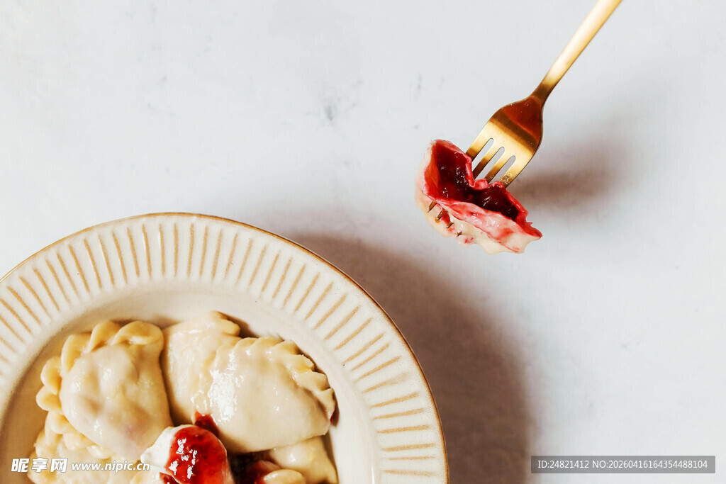 叉子取食盘中草莓点心