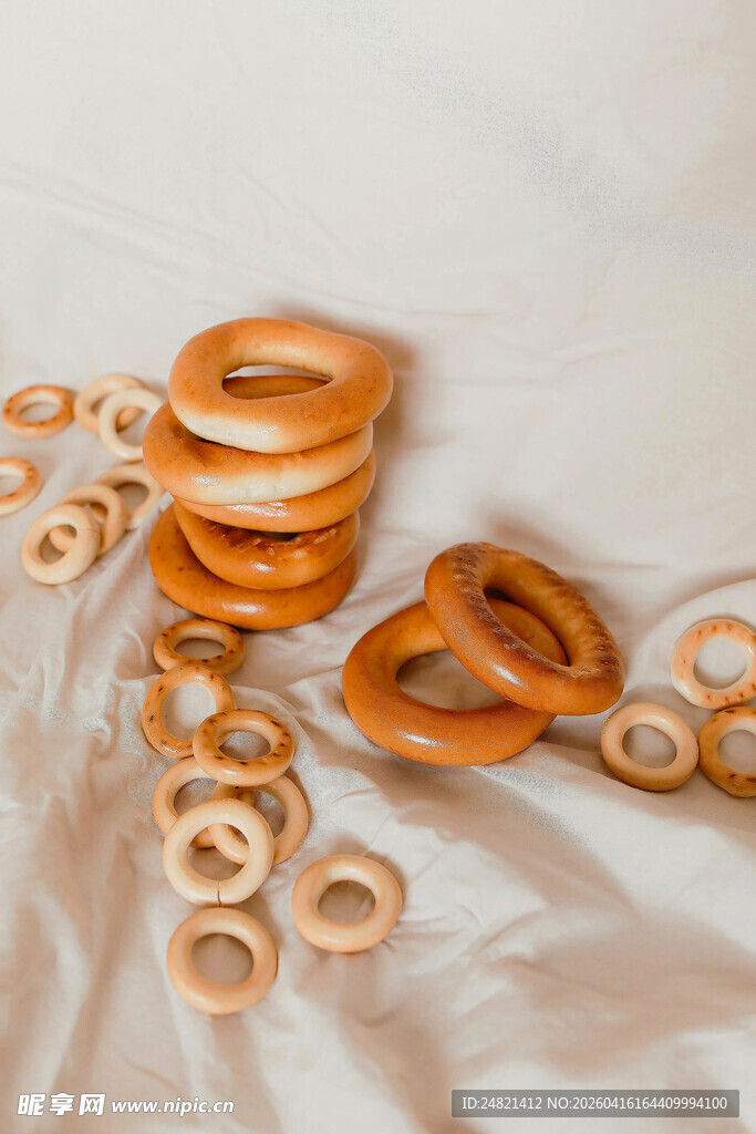 堆叠的美味百吉饼与切片