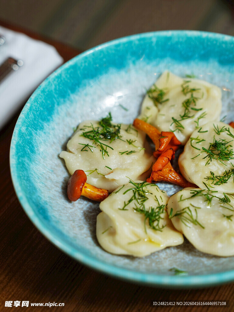 蓝盘上的美味饺子与配菜