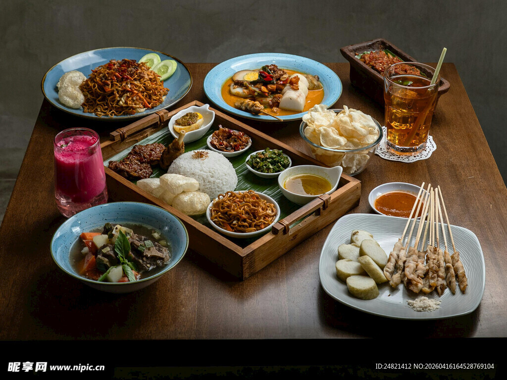 多样美味亚洲特色美食拼盘