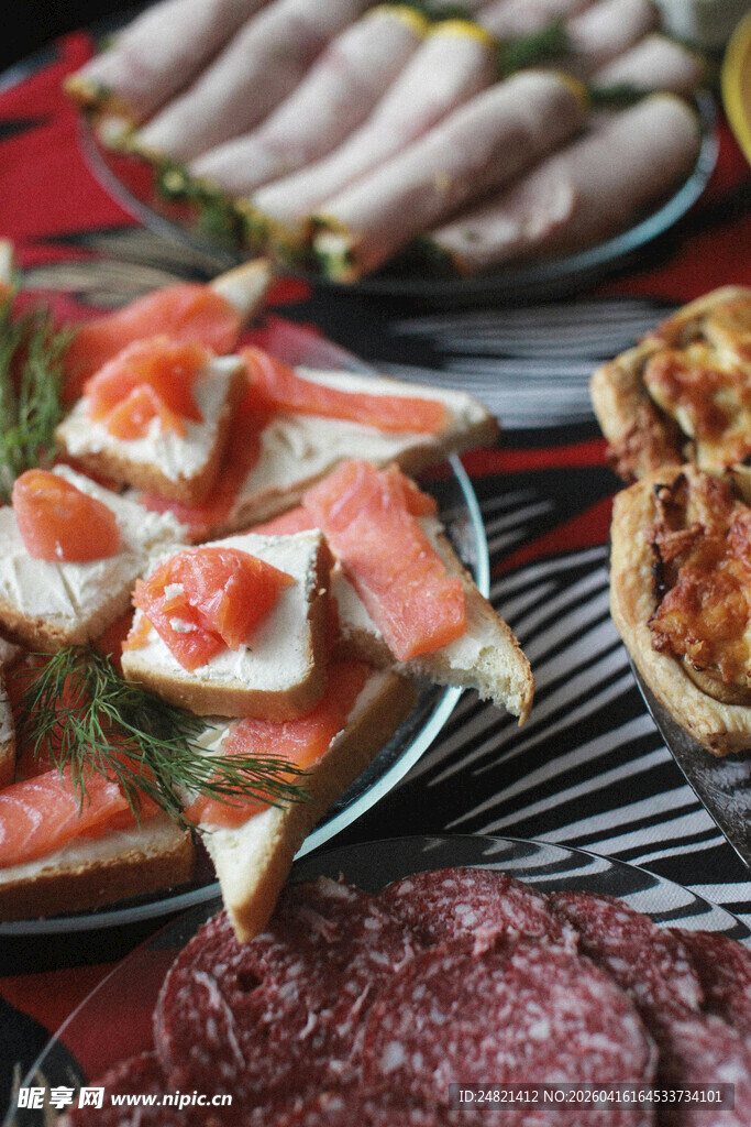 多样美味熟食拼盘