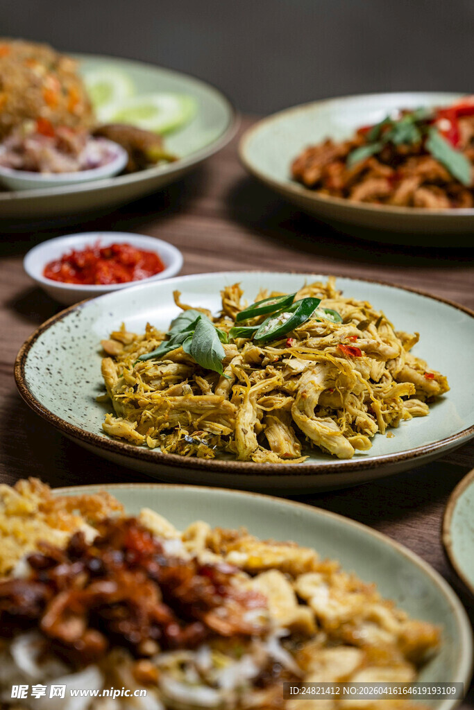 多样美味佳肴摆满餐桌