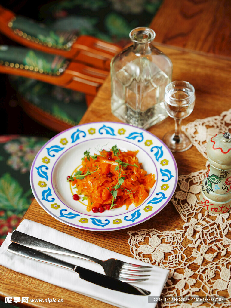 美味菜肴搭配精致餐具