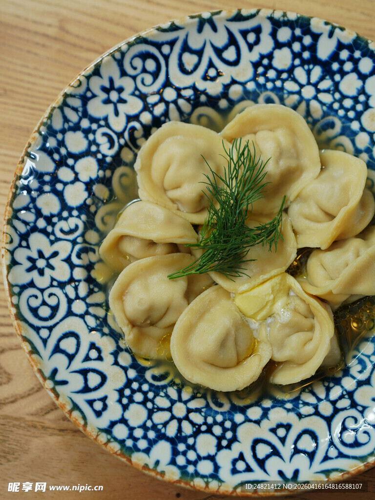 蓝白盘上的美味饺子