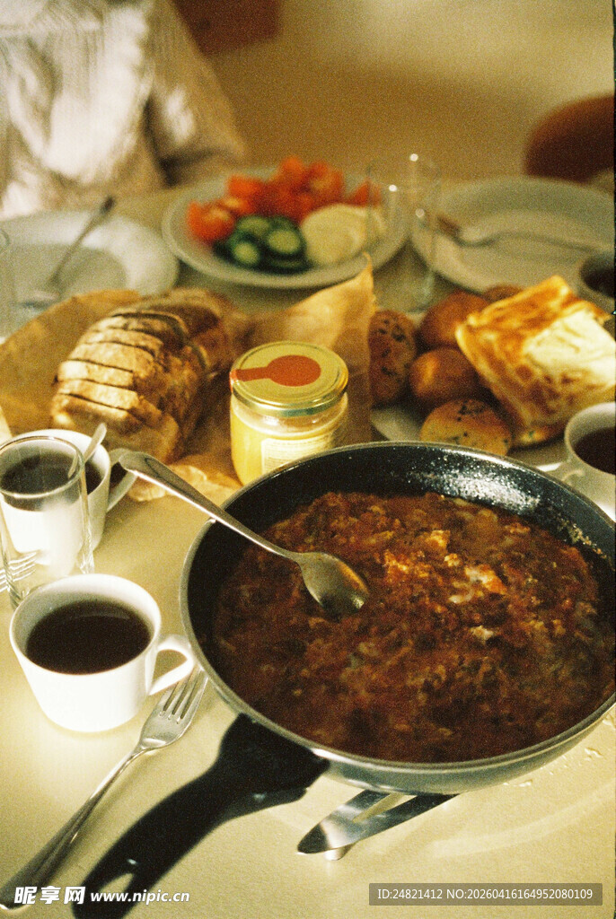 丰盛美味的家庭聚餐场景