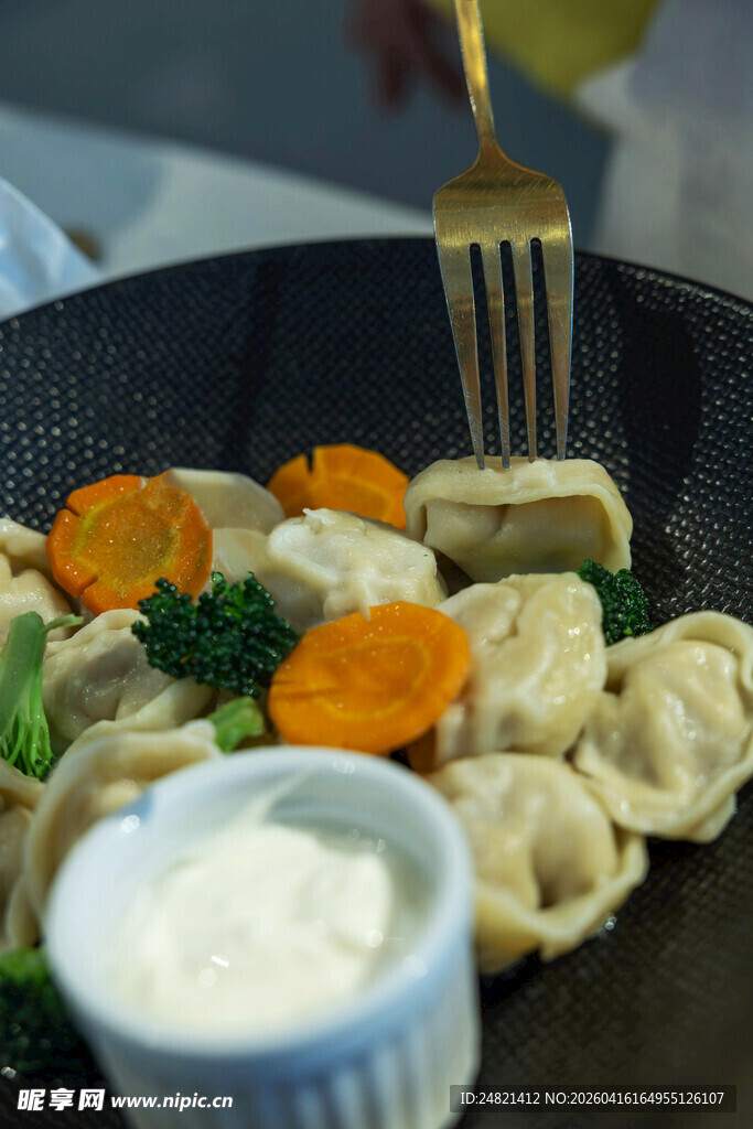 煎饺配蔬菜与蘸酱