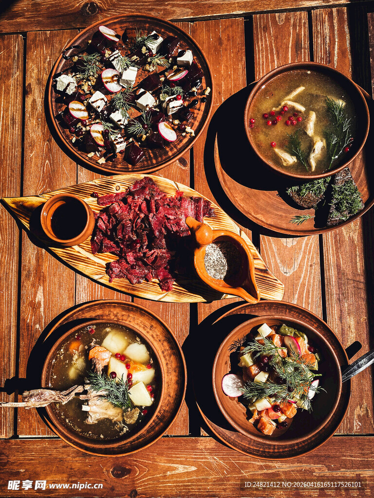 多样美食摆放在木质桌面上