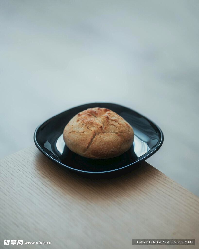 黑色碟中美味圆形糕点