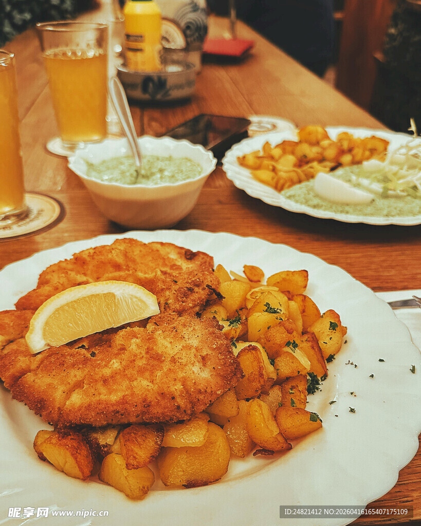 美味炸鱼配薯条等美食