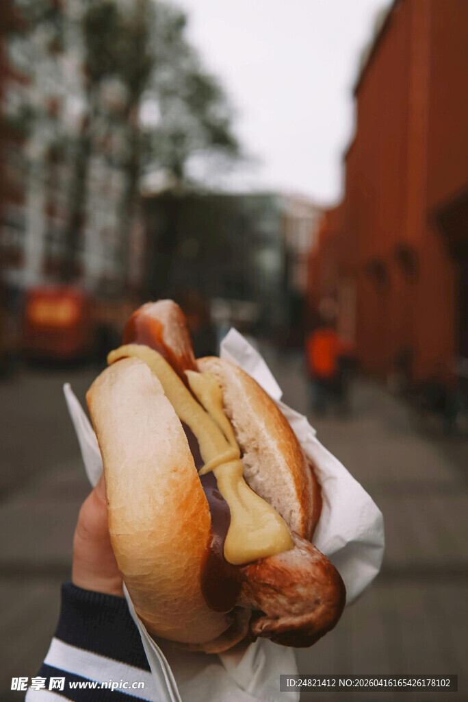 手持美味热狗