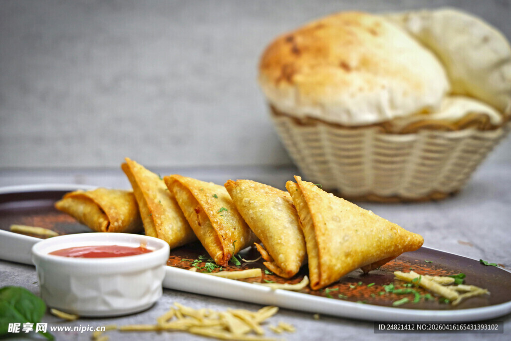 美味三角饺搭配蘸酱与面包