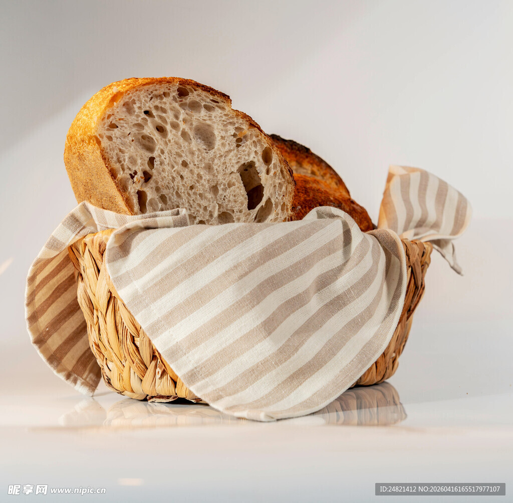 条纹布包裹的美味面包