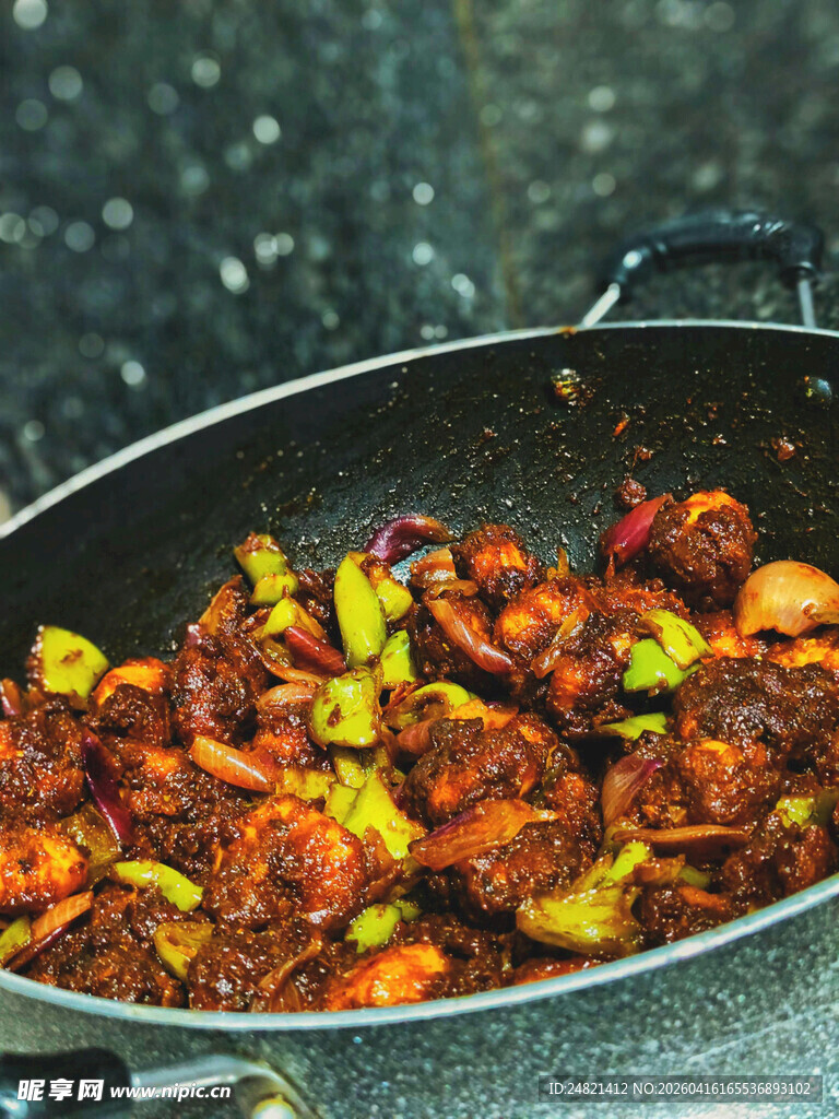 锅中美味翻炒的多彩菜肴