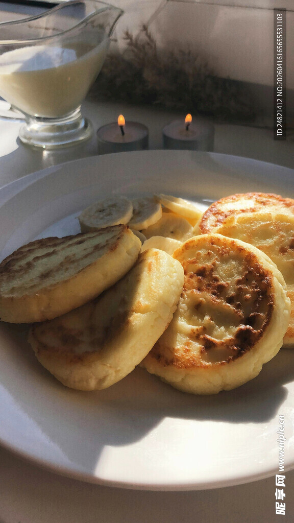 美味夹心糕点摆于盘中