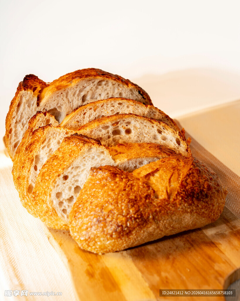 切片全麦面包置于木砧板上