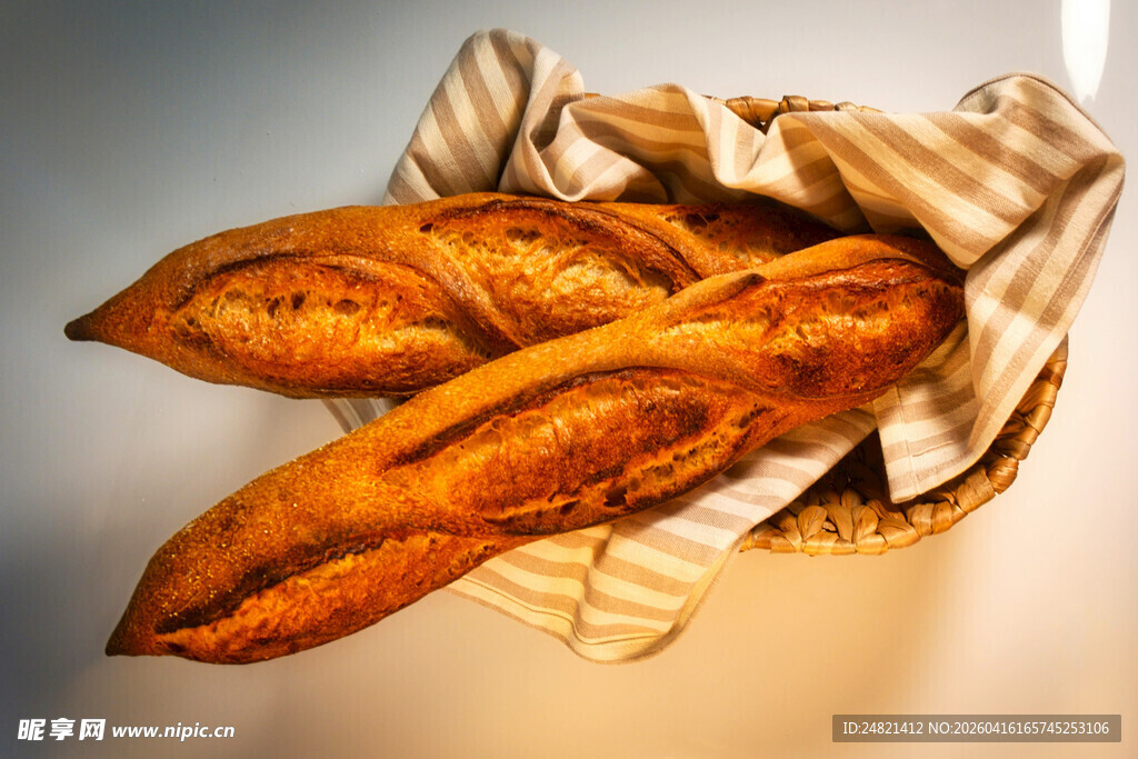 篮子里的美味长条面包