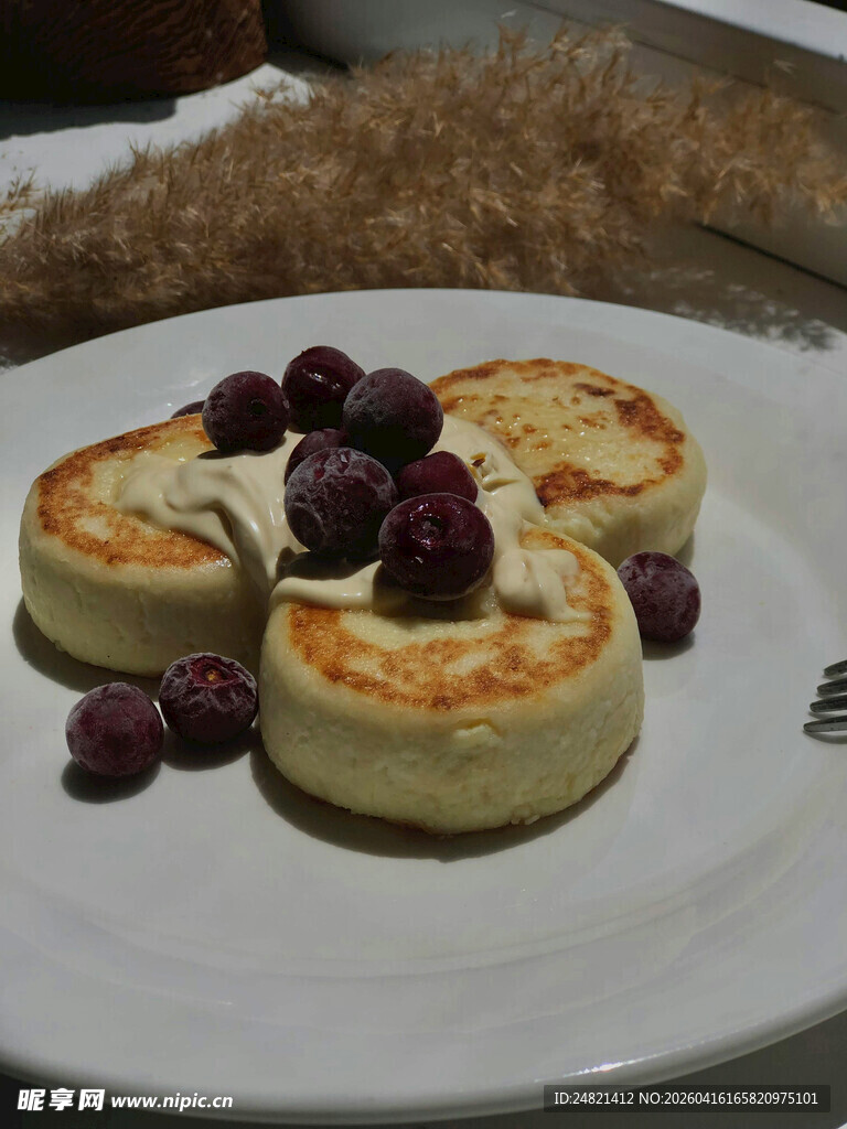 美味浆果搭配松软甜点