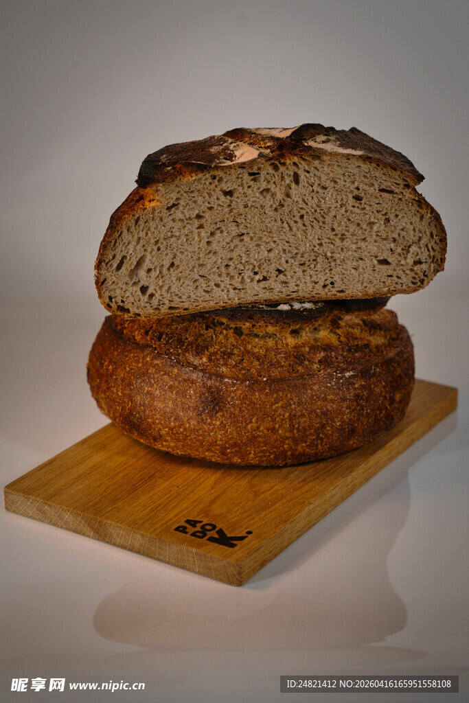 两块美味面包置于木盘上