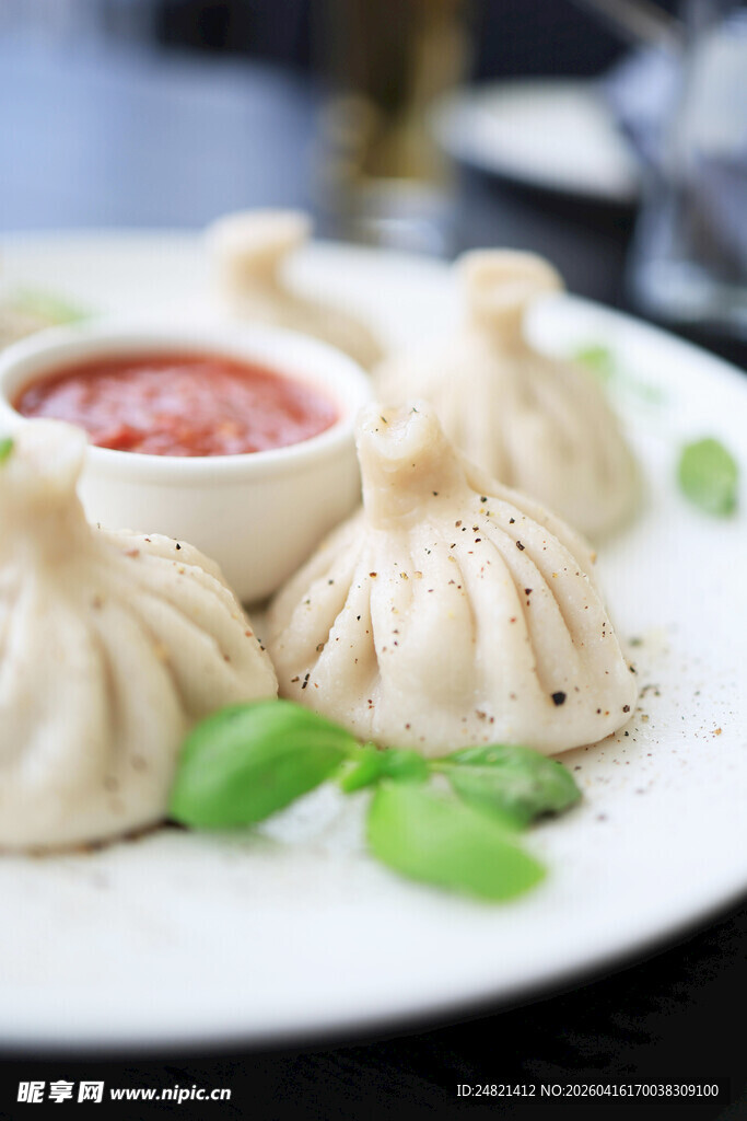 美味蒸饺配蘸料