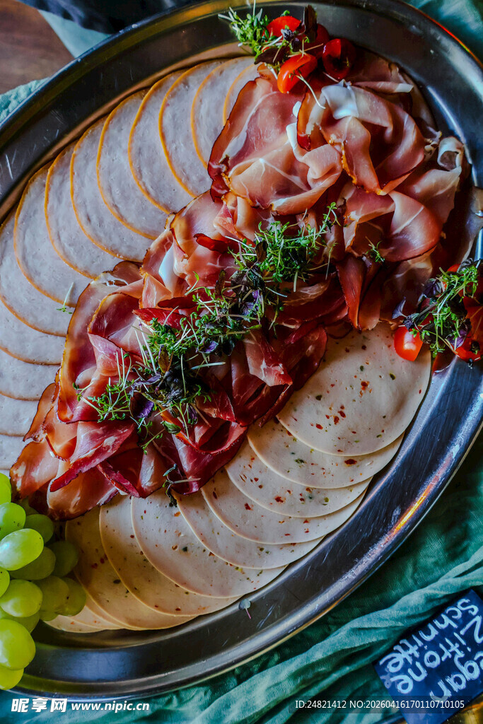 美味摆盘的特色肉类菜肴