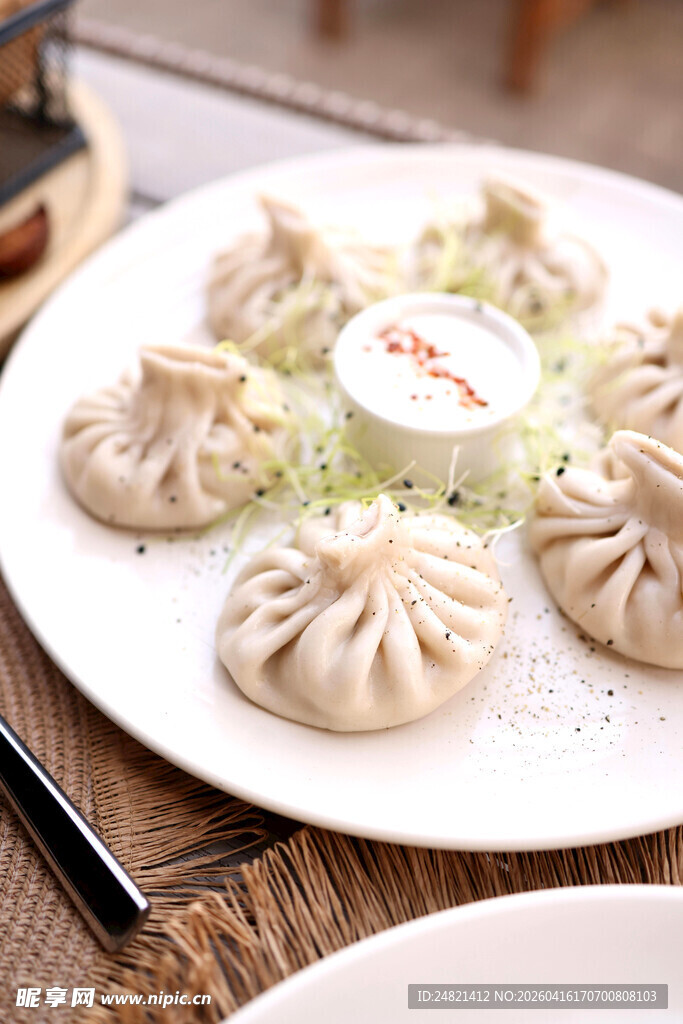 美味包子摆放在精致盘中