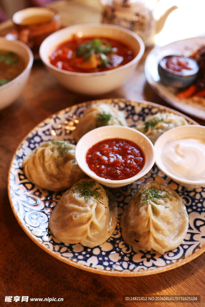 美味饺子搭配多样蘸料