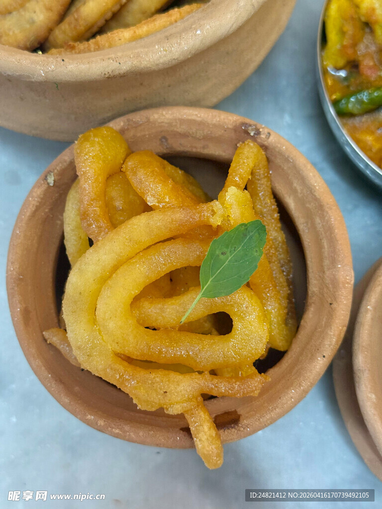 木碗中的美味油炸面食