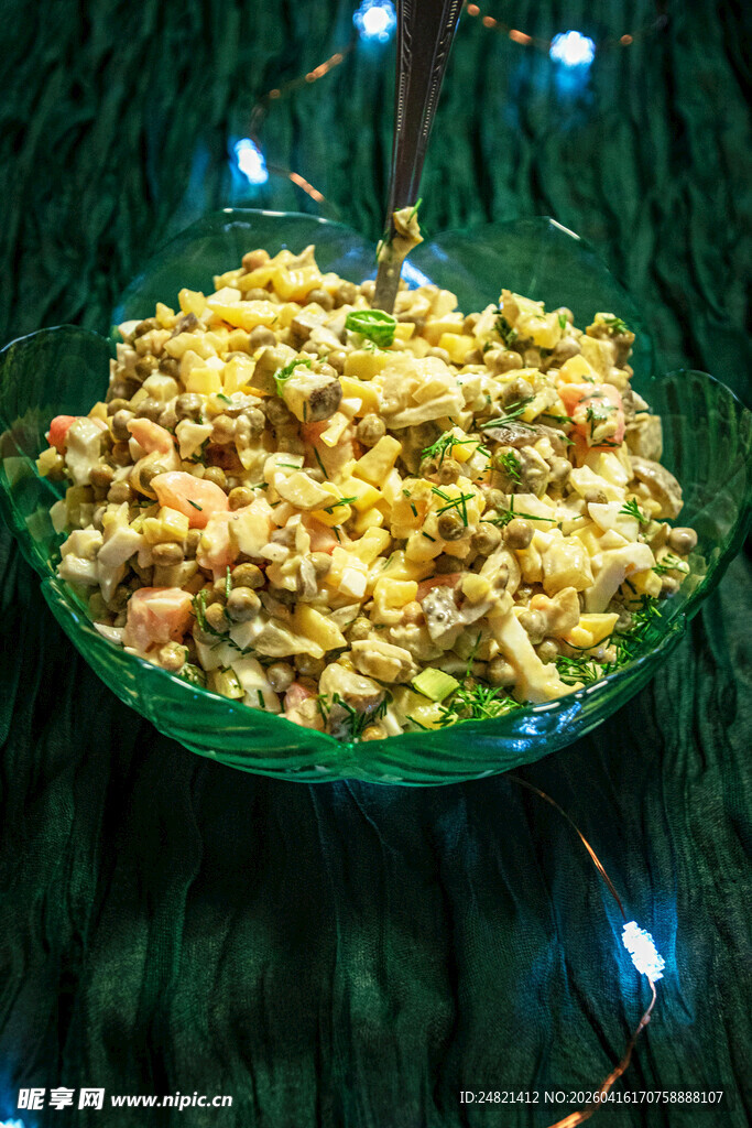 绿色盘中美味炒鸡蛋