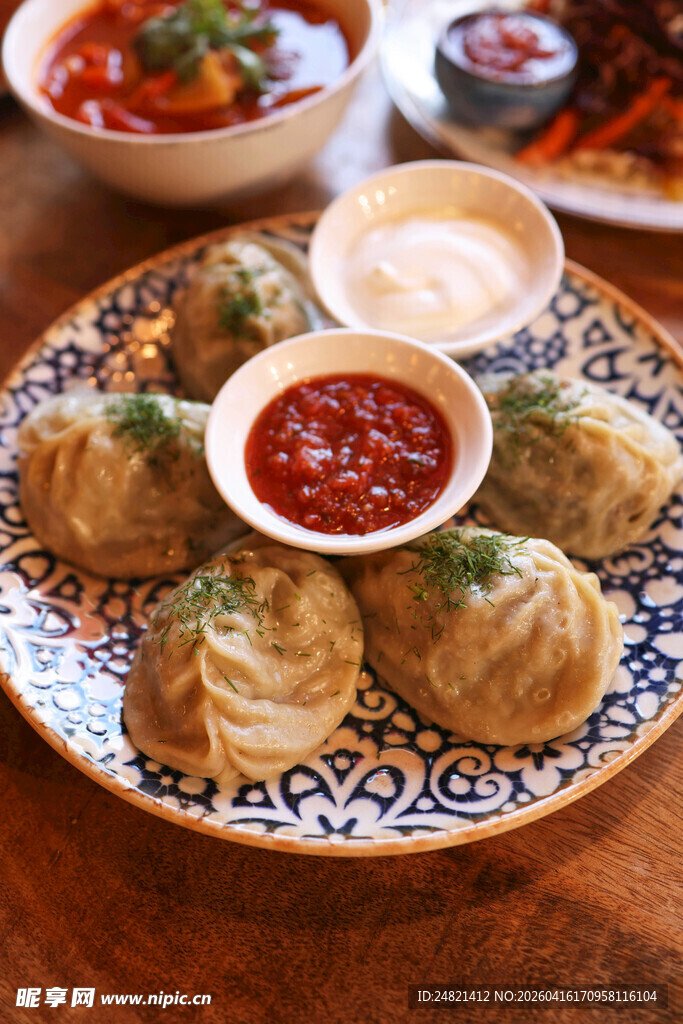 美味饺子配多样蘸料