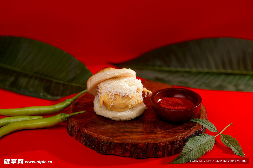 精致摆盘的美味冰淇淋