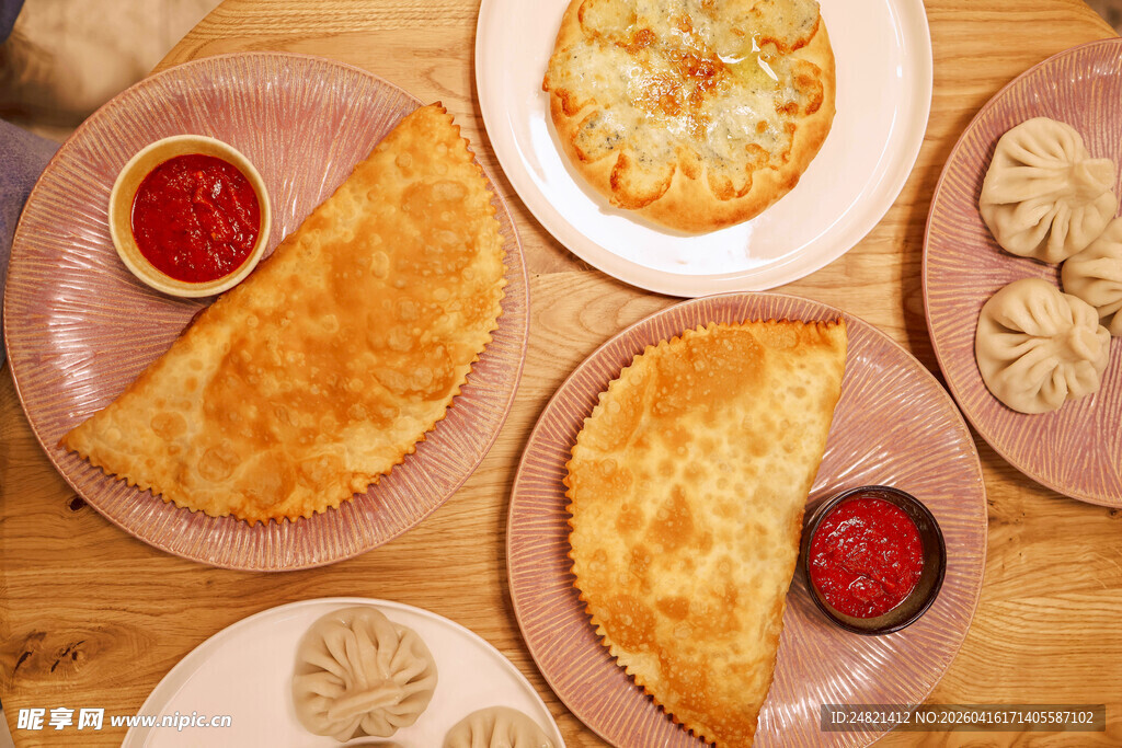 多样美味馅饼与蘸酱展示