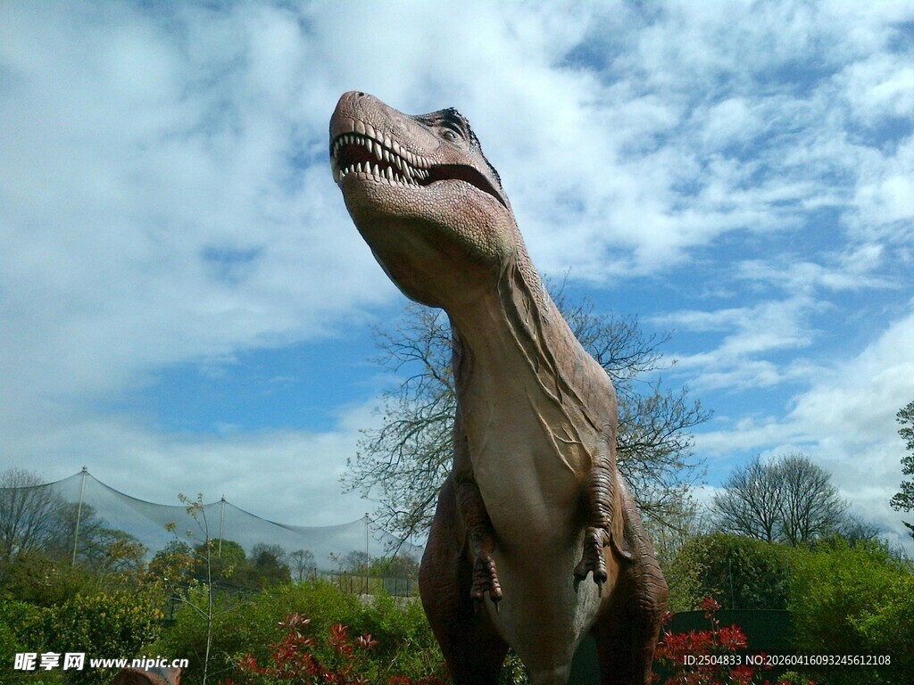 户外恐龙雕塑仰望天空