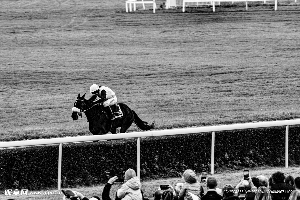 骑手骑马跨越障碍瞬间