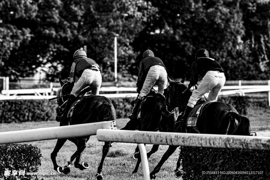 骑手骑马于围栏旁训练