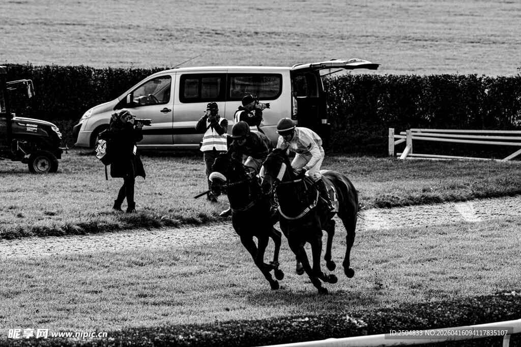 赛马场上骑手策马奔腾