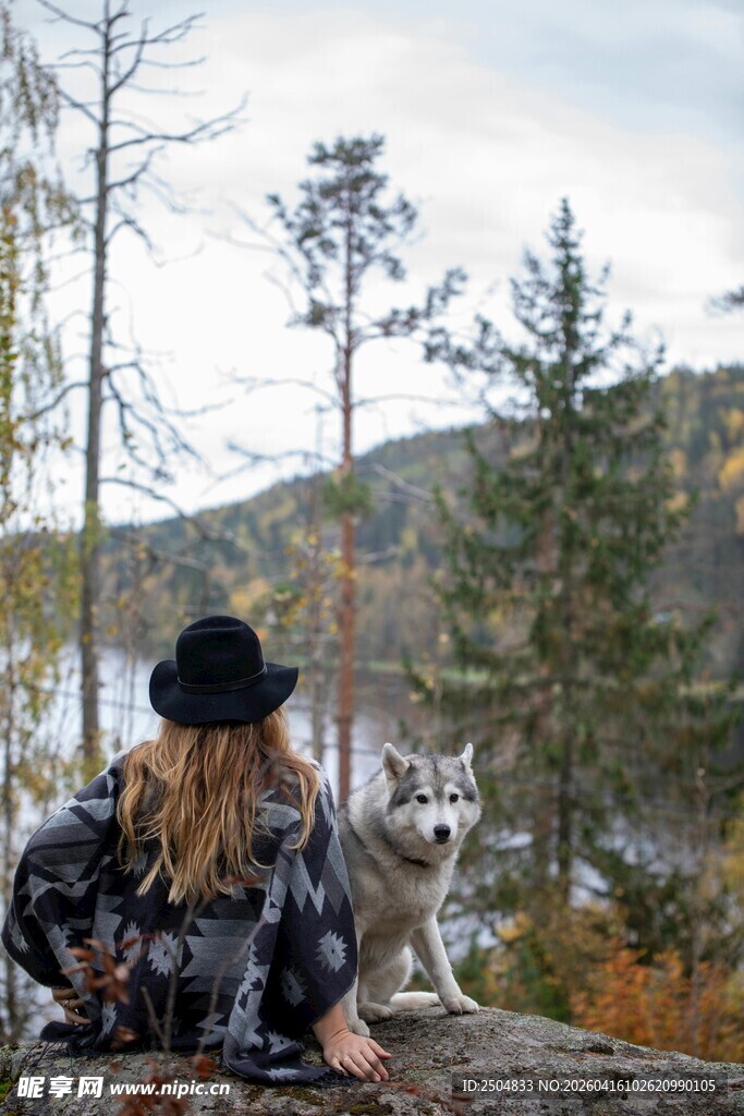 女子于湖畔林间惬意休憩