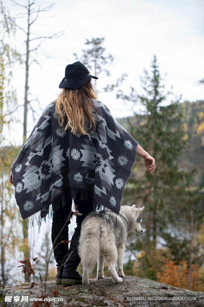 女子 花毯与狗赏景