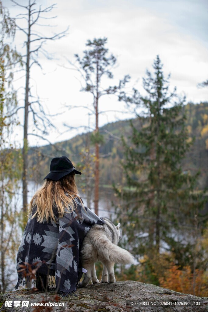 女子与狗在山林间的惬意时刻